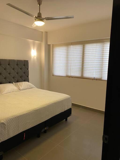 Apartamento Lovely 2 Bedroom Pool Front