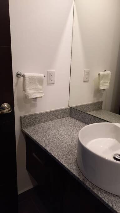 Lovely 2 Bedroom Pool Front Apartamento *