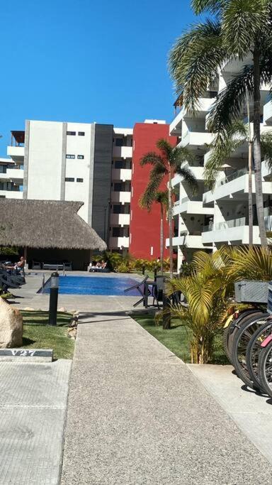 Apartamento Lovely 2 Bedroom Pool Front