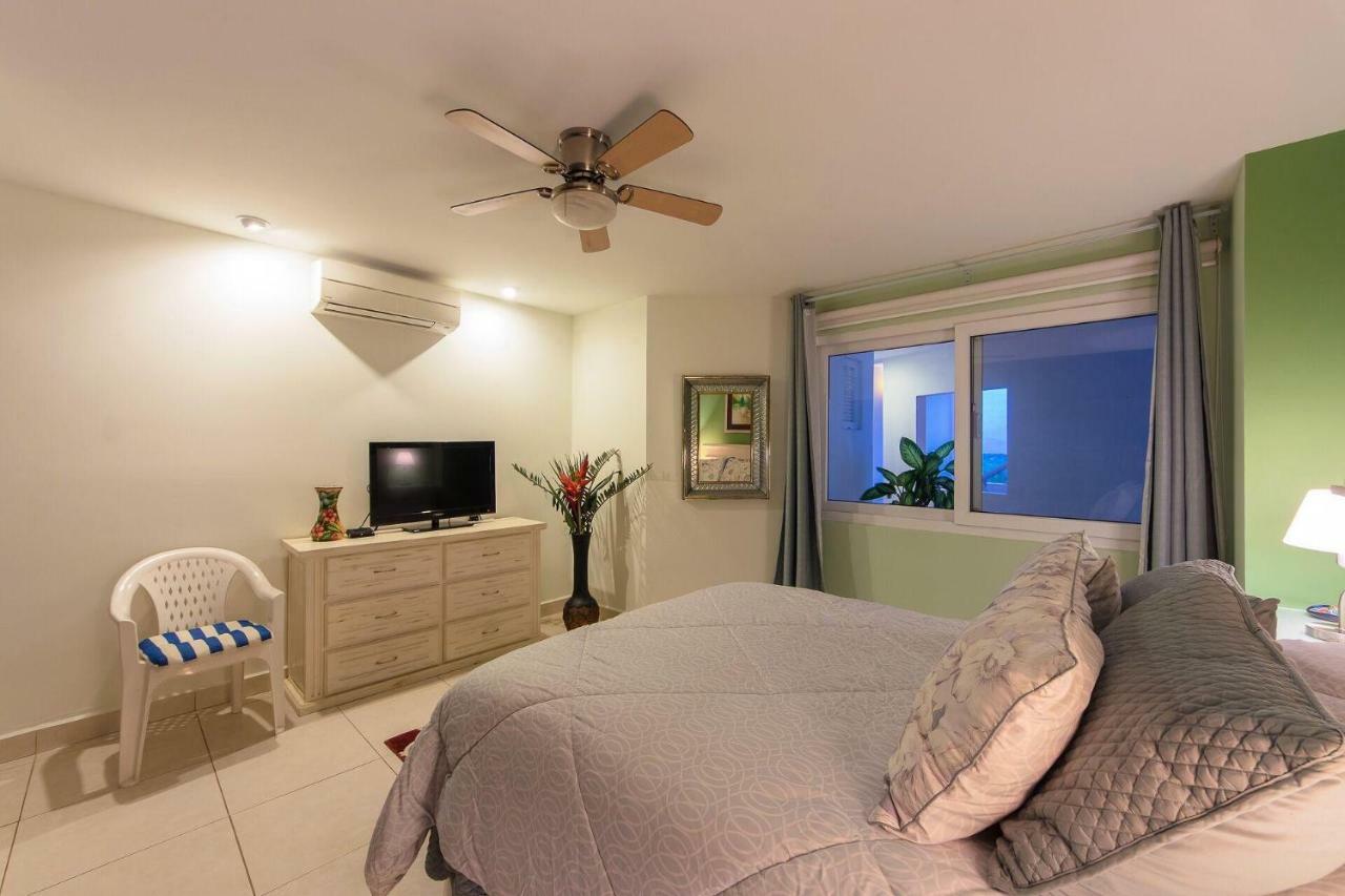 Breathtaking Magna Beachfront Condo, 3 Bedrooms Sleeps 6 Holiday home Nuevo Vallarta