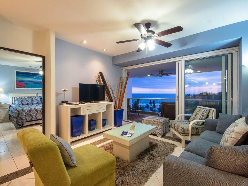 Holiday home Breathtaking Magna Beachfront Condo, 3 Bedrooms Sleeps 6 Nuevo Vallarta