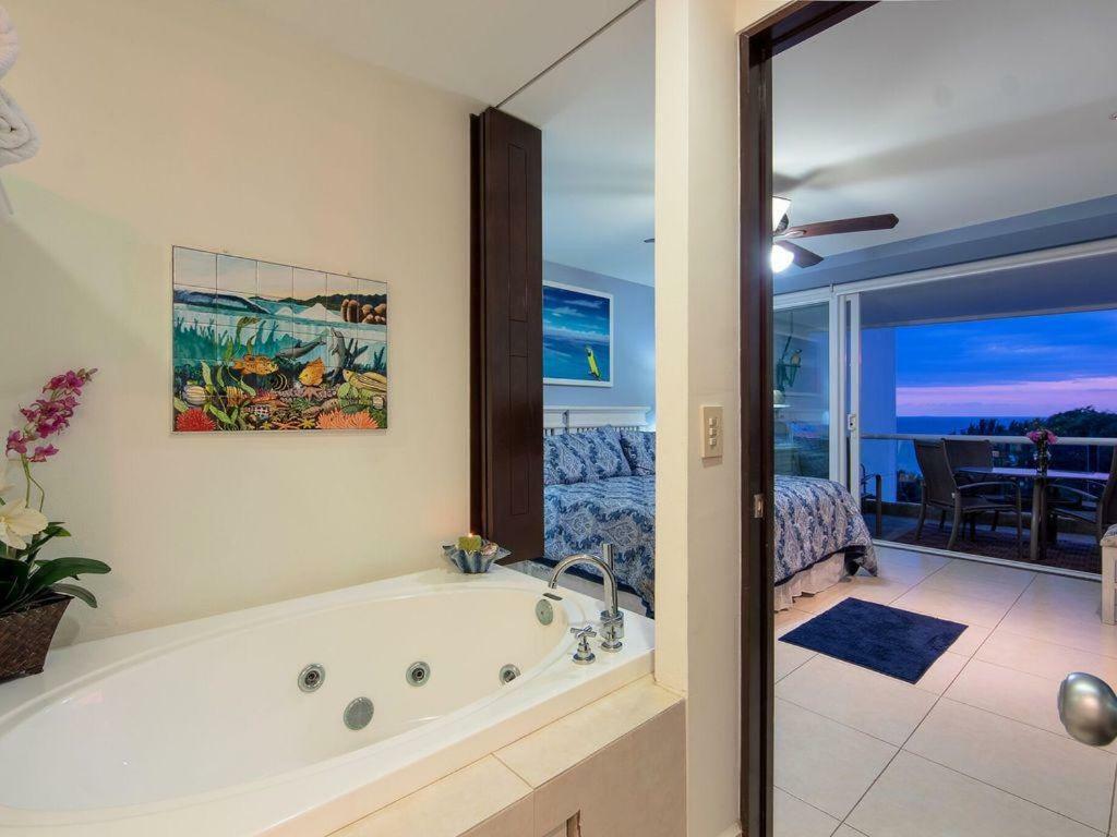 Breathtaking Magna Beachfront Condo, 3 Bedrooms Sleeps 6 *