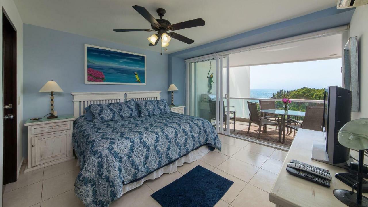 Breathtaking Magna Beachfront Condo, 3 Bedrooms Sleeps 6 Holiday home Nuevo Vallarta